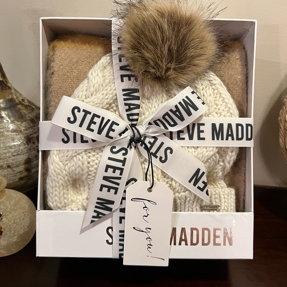 Steve Madden Accessories - Steve Madden hat and scarf gift set LAST BEIGE SET